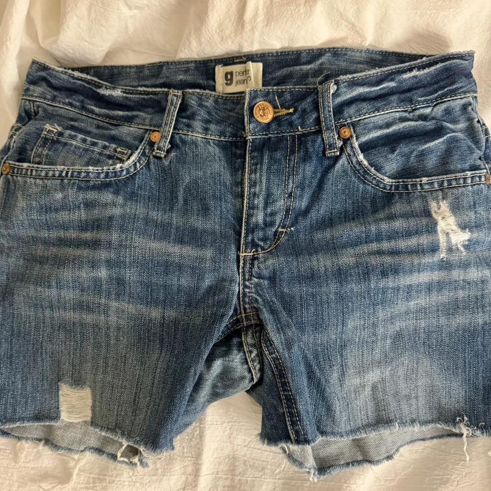 Säljer nu dessa jättefina lågmidjade ”vintage” jeansshortsen ifrån Gina Tricot. Vid mer information, vänligen kontakta via DM!. Shorts.