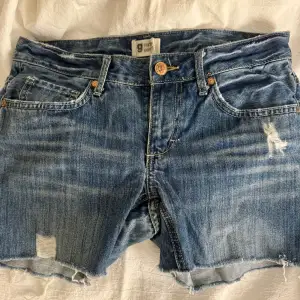 Säljer nu dessa jättefina lågmidjade ”vintage” jeansshortsen ifrån Gina Tricot. Vid mer information, vänligen kontakta via DM!