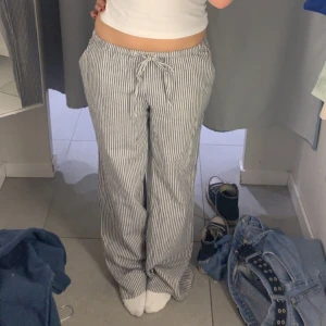 lågmidjade linnebyxor  - lågmidjade randiga linnebyxor från h&m i storlek XS, de är uppsydda så de passar dig som är under 160cm ❤️ 