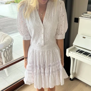 Vit klänning - Säljer min super fina och somriga klänning från maje🌸 passar perfekt till student/avslutnings klänning💞💞skriv för fler bilder o frågor!