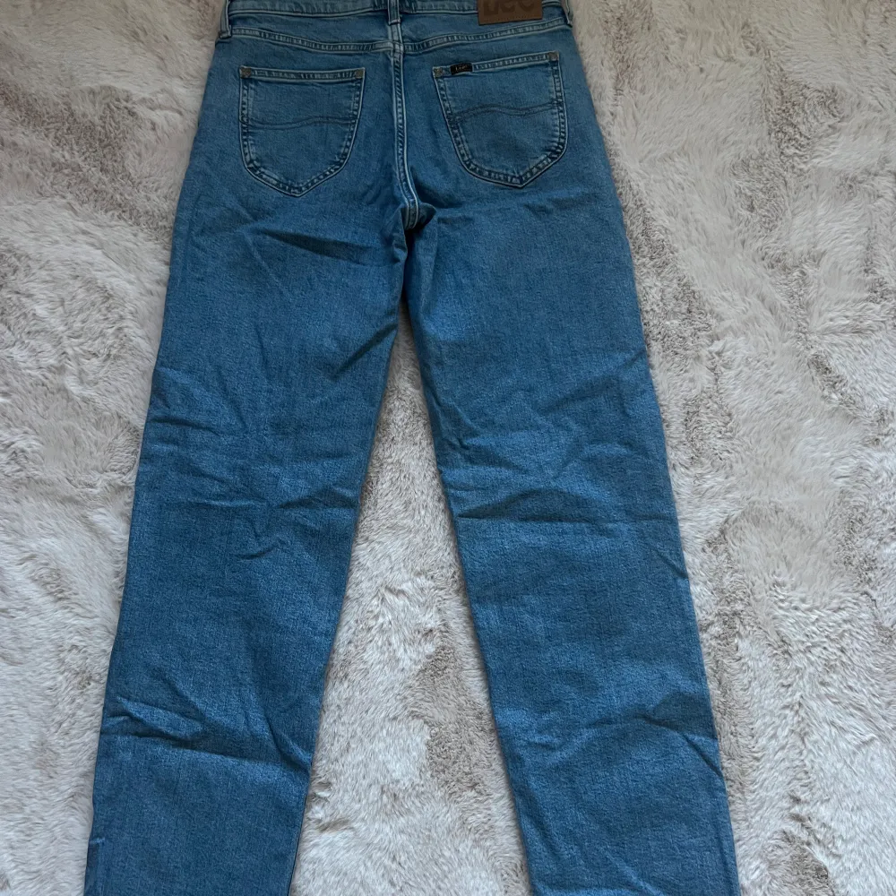 Raka mid waist jeans ifrån Lee. Jeans & Byxor.