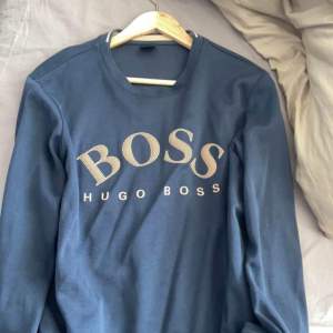Hej säljer min Hugo boss tröja gammal modell i storlek M kan säljas billigt vid snabb affär träffas i Malmö! Kom gärna med ett pris så tar vi det därifrån.