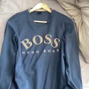 Hej säljer min Hugo boss tröja gammal modell i storlek M kan säljas billigt vid snabb affär träffas i Malmö! Kom gärna med ett pris så tar vi det därifrån.