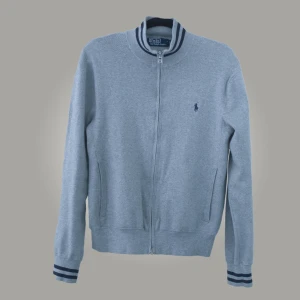 Ralph Lauren Fullzip - Riktigt najs Ralph Lauren fullzip i storlek S! Skick: 9/10, bara nopprig som lätt går bort om man vill. Skriv för fler bilder eller vid funderingar 🤝