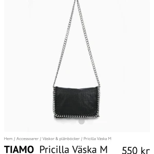 Jätte fin och helt oanvänd TIAMO väska köpt från Scorett.  - a, helt oanvänd med lappen fortfarande kvar, köpt på scorett. Kontakta för fler bilder. Köpt för 550 kr och säljer för 400 kr, men kan tänka mig gå ner i pris.