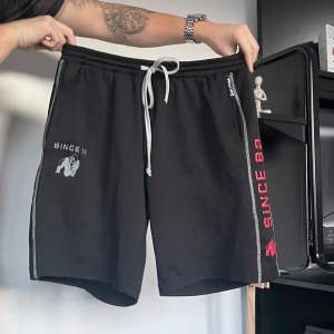 Dessa mjukisshorts från gorilla wear i bra skick!  Nypris ca 400kr  Köparen står för frakt 