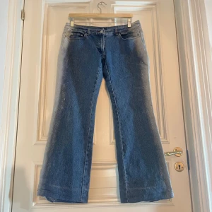 Baggy jeans - Jättesöta byxor med fina detaljer och glitter. Midjemått, raktöver: 40,5 cm. Innerbensmått: 75,5 cm. Modellen på bilden är 157cm och byxorna är lite för långa. Byxorna är mid-waist