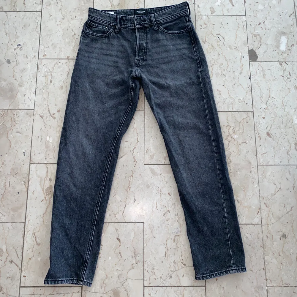 Ett par Jack & Jones jeans i storlek 30/32🔥Mycket fint skick. Kontakta vid minsta fråga🔔. Jeans & Byxor.