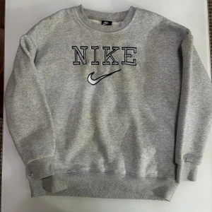 Nike sweatshirt - Säljer p.ga fel storlek, tröjan är märkt M men passar bättre som S och användes därför nästan aldrig av mig.