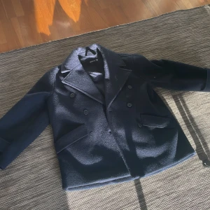 Marinblå jacka - Gina jacka,den är i XS,jag är S o den e lite stor så skulle säga att den passar bäst på M