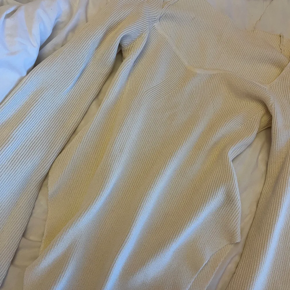 Jätte snygg vitt stickad tröja aldrig använd eftersom jag råkade beställa 2 st. Tröjor & Koftor.