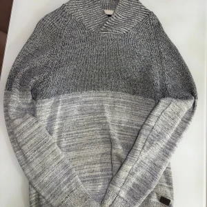Grå stickad tröja  - Grå stickad tröja av märket angelo litrico. Storlek M men passar som L då jag är 180 cm och den är lång på mig. Använd nästan aldrig.