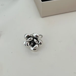 Blommring - Super snygg ring, köpt från uf företag💗 nypris 100kr
