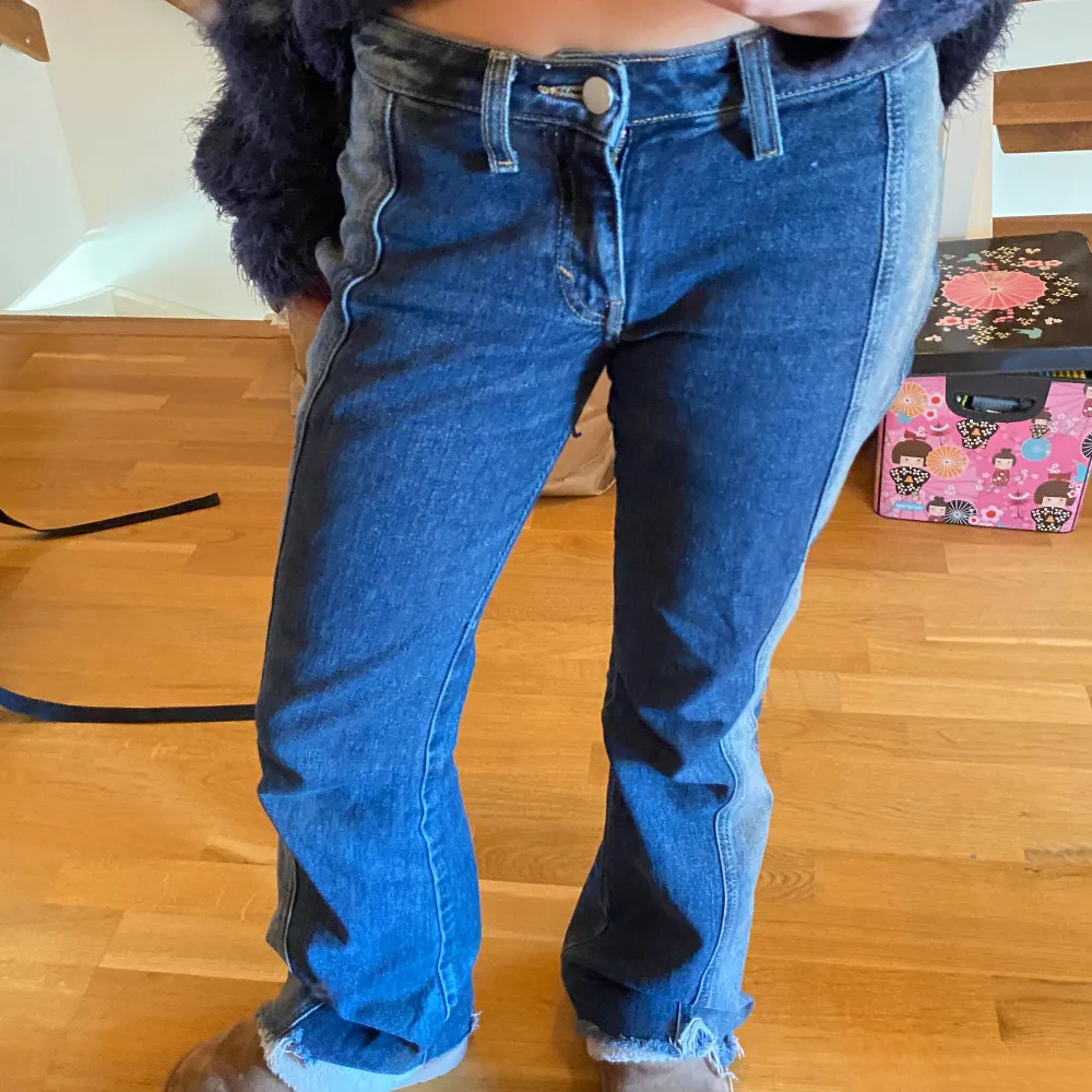 Jätte snygga jeasn storlek 23 i midjan men klippta för att passa ngn runt 1,57 så rätt korta. Jeans & Byxor.
