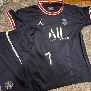 Psg tröja och shorts  - Psg ställ som aldrig är använt. Mbappe på ryggen! Så skönt! Köp tröjan för 80 kr, shortsen för 90 kr eller båda för 150