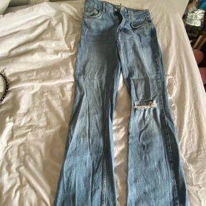 Jeans med hål  - Från Gina, passar någon som är mellan 165-170