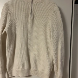 Vit stickad halfzip från zara - Säljer en vit halfzip från zara, väldigt bra skick i storlek M