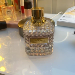 Valentino parfym  - Valentino parfym i 100 ml. Ungefär 1/5 använd. Tröttnar lätt på dofter så säljer därav. Nypris 1700 kr