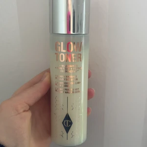 Toner - Säljer denna lyxiga toner från Charlotte tilbury! Som ni ser har jag använt lite av den men det är jättemycket kvar. Nypris 560. Skriv vid funderingar 😗