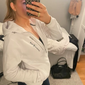Sail racing hoodie - Vit sailracing hoodie som passar lika bra på kille som tjej. 💖 Säljer då den inte är min stil. Aldrig använd förutom provad och när dessa bilder togs. Nypris: 1500kr 😚