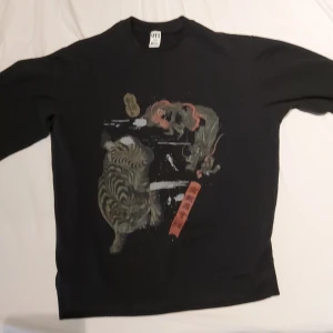 sweatshirt  - skön, snygg och bra fick 3 guzz numme med denna rackaren 