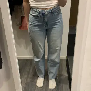 Ett par ljusblå, vida jeans med hög midja i storlek 38 från H&M. Använda ca 10 gånger och i bra skick. Säljs då jag tycker de är lite för korta för mig (är 1.74) 🦋