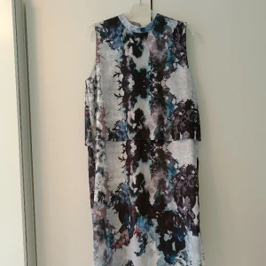 Twist & Tango klänning - Vadlång högtidsklänning med liten slits på vänster sida. I felfritt skick. 