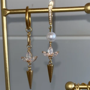 örhängen i rostfritt stål  - handgjorda örhängen i rostfritt stål💗1st för 60kr eller 2st för 90kr🌸🌸Går också att göra custom made❤️‍🔥🙌