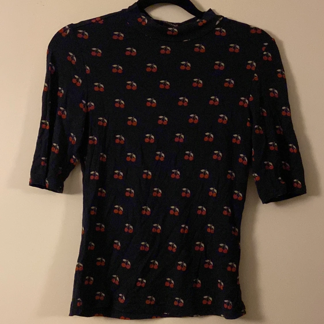 Tröja med körsbär