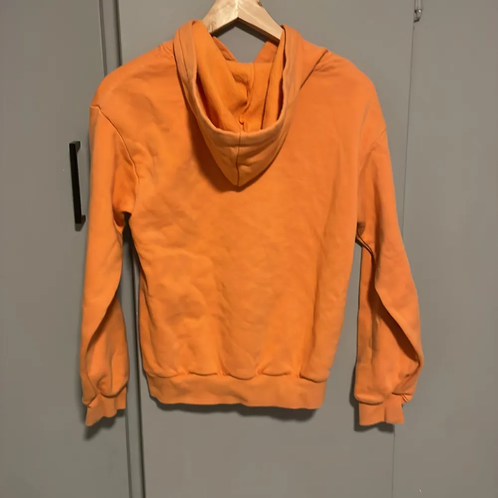 Orange hoodie ifrån hm, storlek 158/164 fint skick💗. Hoodies.