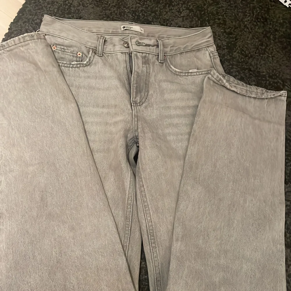 Säljer dessa superfina lågmidjade jeansen från Gina, då det inte passar mig längre💖 Jeansen är använda flitigt och har små defekter längst ner vid vaderna🌟 kom privat för mer bilder🩷. Jeans & Byxor.