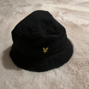 Fiskehatt - En fiskevatten från Lyle&scott