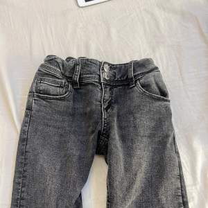 Snygga jeans med fickor där back, från Gina young, storlek 152💕