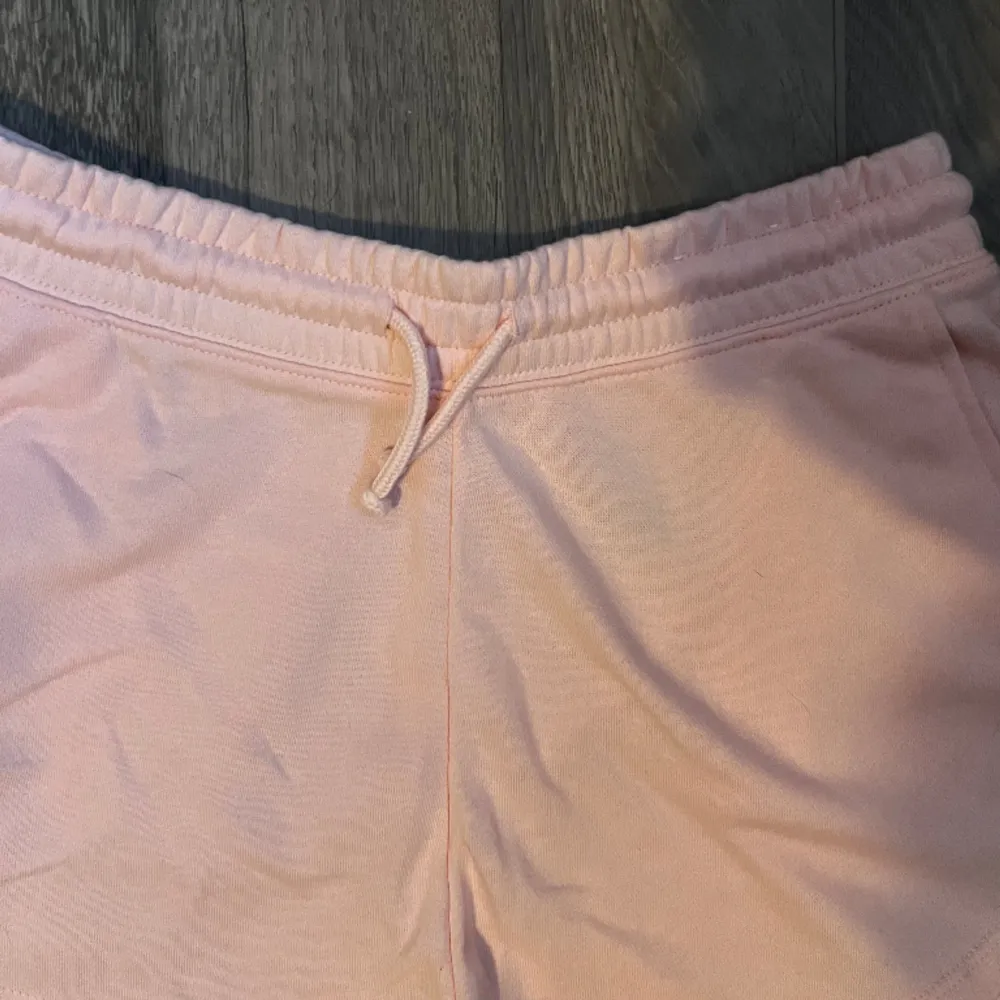 Ett par ljusrosa mjukisshorts i storlek S köpta på H&M. Är använda en gång men satt ej som önskat. Passar perfekt till en slapp dag på sommaren! . Shorts.