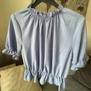 Söt och vårig blus ✨✨✨ - Jättesöt blus från Ginatricot. Vårig lila/blå färg. 