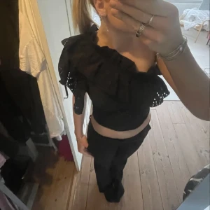 Zara topp - Jättefin fetstil från Zara med mönster och en volang! Helt oanvänd😊