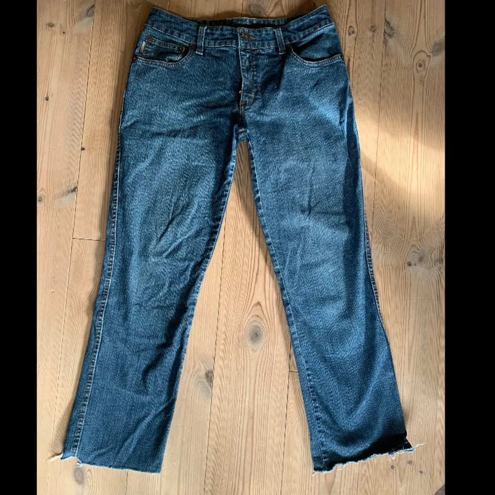 Lågmidjade lite pösiga jeans med snygga bakfickor. Köpta second hand men är i bra skick! W40 L75 . Jeans & Byxor.
