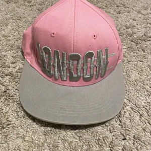 London keps - Keps köpt i london som inte kommit till användning