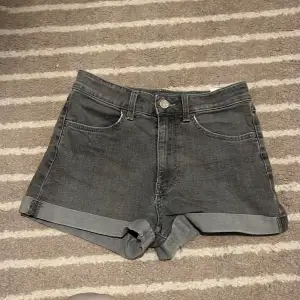 Jätte fina jeans shorts! Jätte fint skick och perfekta till sommaren☀️ säljer pga får små💘 använda fåtal gånger🫶