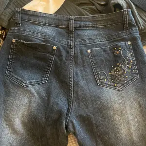 Skitsnygga jeans köpta secondhand💙 De är lågmidjade och har coola detaljer på bakfickan, knappt använda då de är lite för stora!