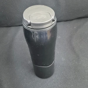 Kaffe/ Vatten/Protien shake/bärbar drick hållare - På ett bra skick, pris kan alltid diskuteras. Frågor kan alltid ställas. Smartgrip technology grips when you accidentally knock it, lifts naturally, and never wears out BPA Free Car Cup Friendly  DishWasher Safe  16 oz 
