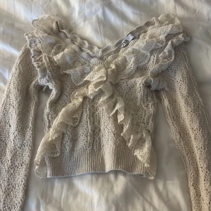 Tröja  - Jäte söt stickad tröja med fina detaljer, använd 1 gång och har inga defekter! Tryck gärna på köp nu eller kontakta mig för frågor