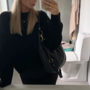 marc jacobs väska - säljer min superfina marc jacobs väska då den inte kommer till användning längre!! jättefint skick💕💕köpt för ca 6000kr💕