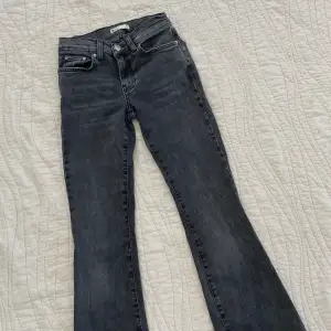 Mörkgråa bootcut jeans från Gina tricot💕 Storlek 32 💕 Lite slitna längst ner