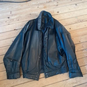 Läderjacka - Vintage bomberjacka i läder från Janbell  