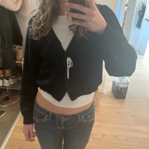 Kofta - Säljer min jättesöta kofta eftersom den inte kommer till stor användning för mig. Endast använd 3 ggr o är i skick 10/10💕🫶🏻köpt för ca 350kr i höstas