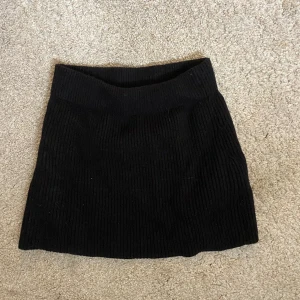 Stickad Zara kjol - Använd 1 gång! (Andra bilden är lånad men samma kjol)💕💕