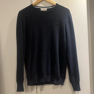 Stickad Tröja - Säljer denna Bruun Stengade tröjan. Den är stickad och aldrig använd. Skick 9/10.