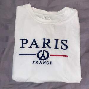 Säljer nu denna snygga Paris T-shirten för ett bra pris. Denna T-shirt är perfekt för denna sommar! Skick är 9/10, inga defekter. Vid fler frågor, kontakta mig 🤝
