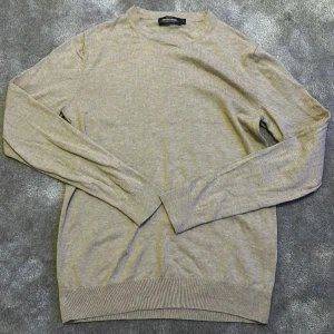 Stickad tröja  - Tjena, säljer mina stickade tröjor från dressman, köpta i julas och har redan växt ur dom, om du känner för båda kan vi komma överens om ett bra pris. 10/10 skick, använda Max 20 gånger.